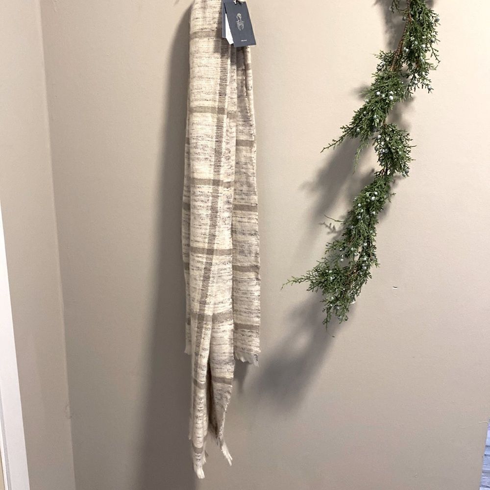 Universal Thread Scarf 